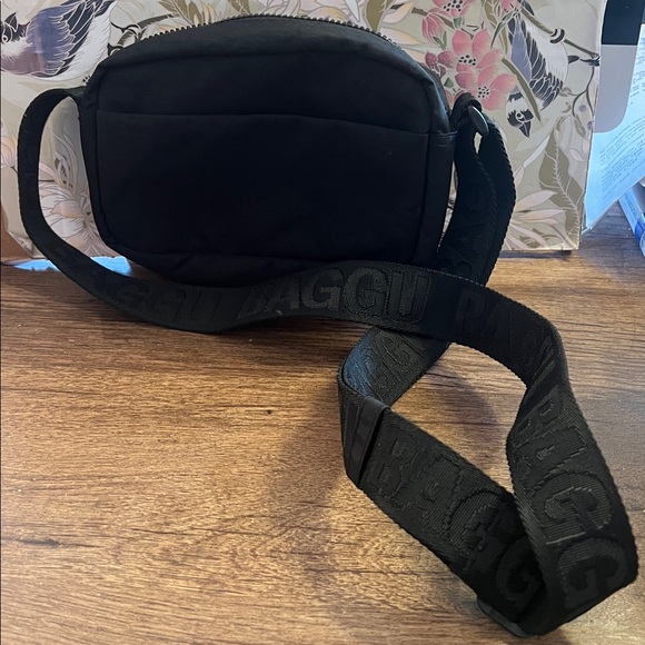 Baggu Black Crossbody Bag - Picture 2 of 4